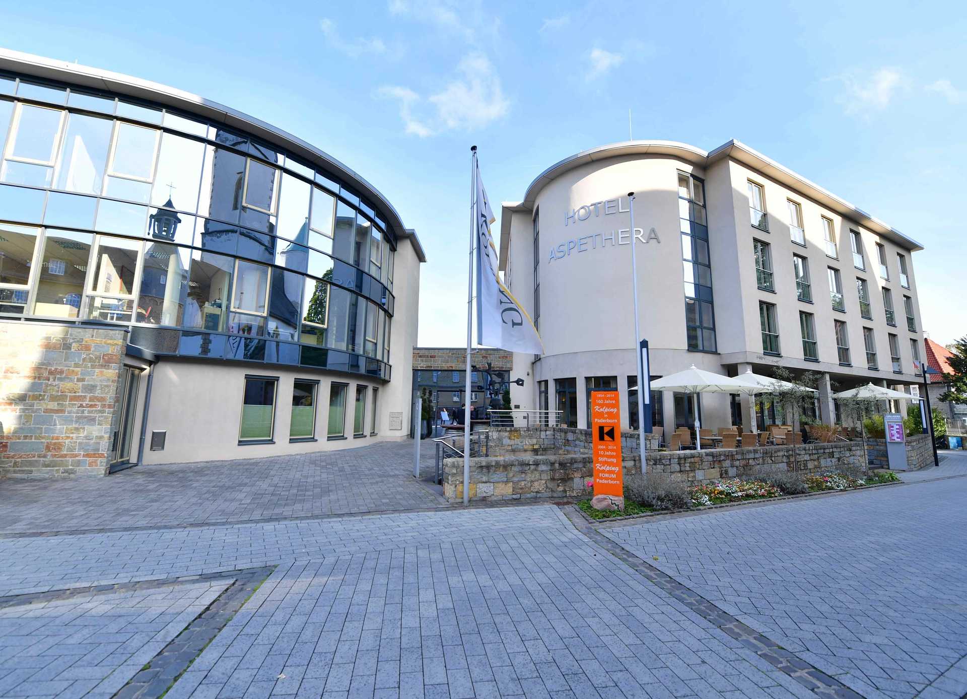 Außenansicht vom Hoteleingang. Hotel Aspethera.