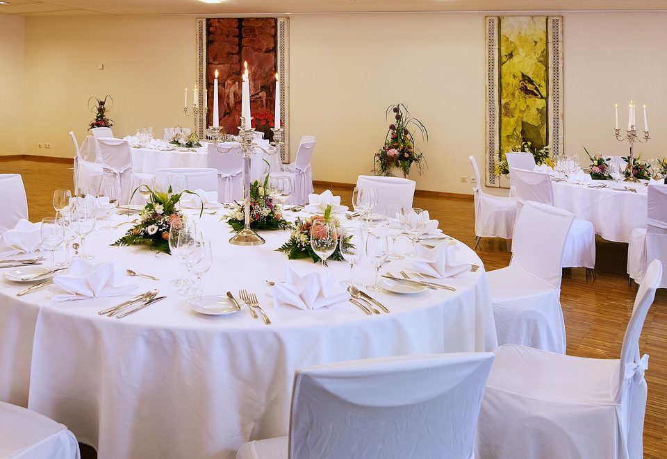 Festsaal im Hotel Aspethera - Gedeckter Tisch