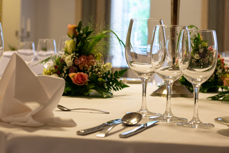 Festsaal im Hotel Aspethera - Tischdekoration mit Weingläsern