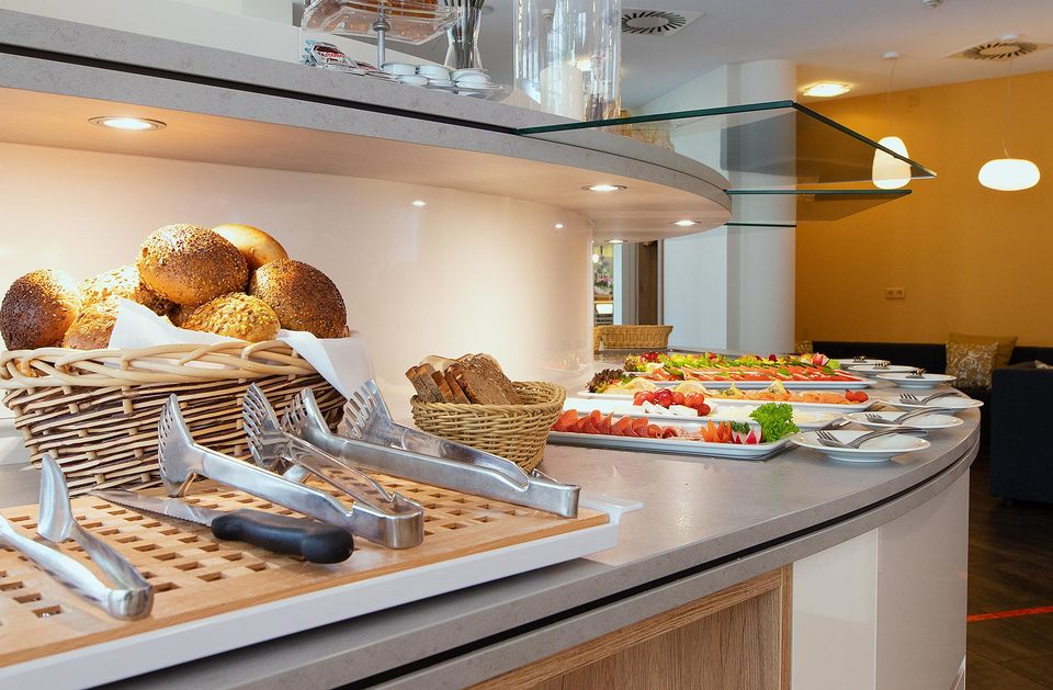 Frühstücksbuffet im Hotel Aspethera - Brötchen und Aufschnitt