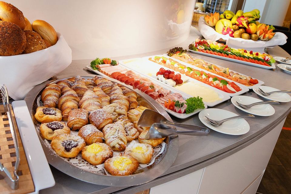 Frühstücksbuffet im Hotel Aspethera - Aufschnitt und Obst