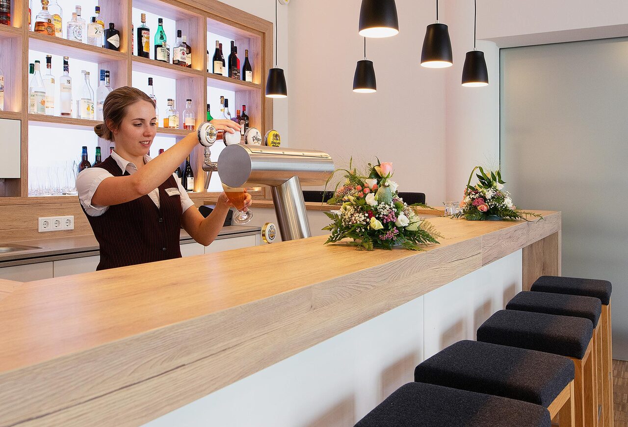 Hotelbar im Hotel Aspethera - Bedienung am Zapfhahn