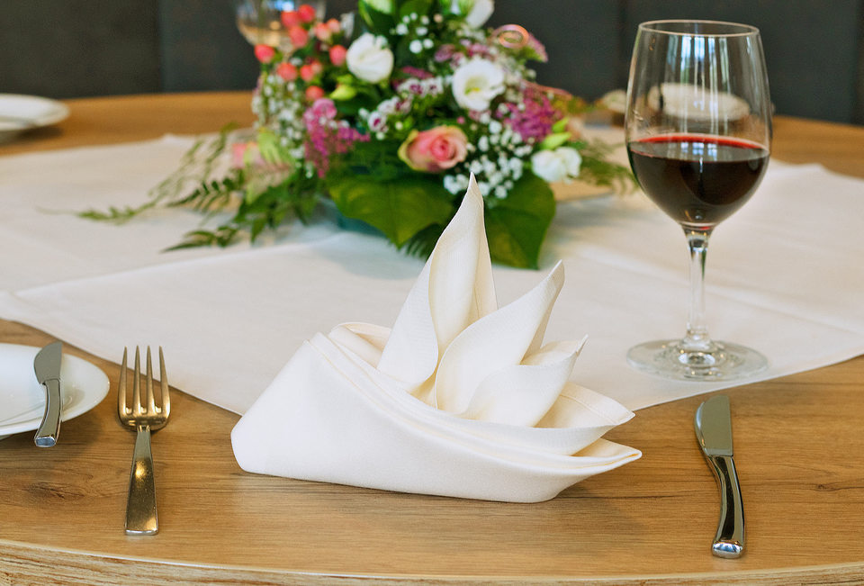 Restaurant im Hotel Aspethera - Tischdekoration mit Wein