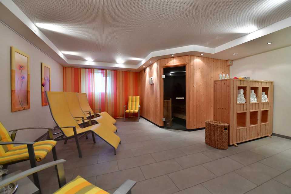 Saunabereich im Hotel Aspethera - Saunaraum mit Saunaliegen und Sauna
