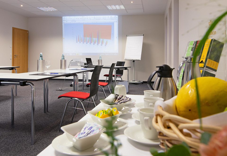 Tagungsraum im Hotel Aspethera - Besprechungstisch und Verpflegung