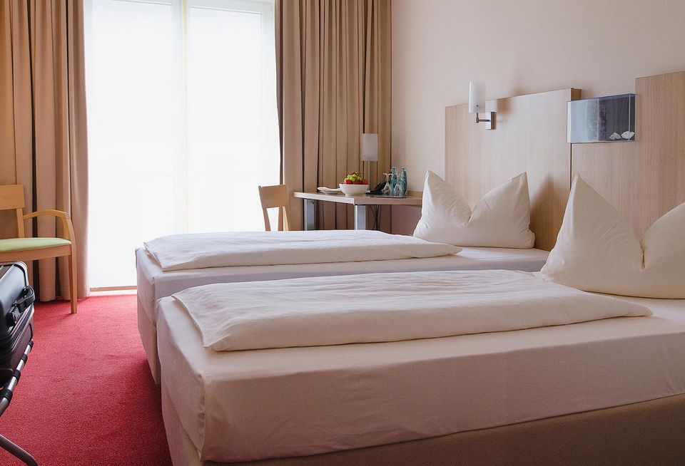 Doppelzimmer im Hotel Aspethera - Betten und Tisch