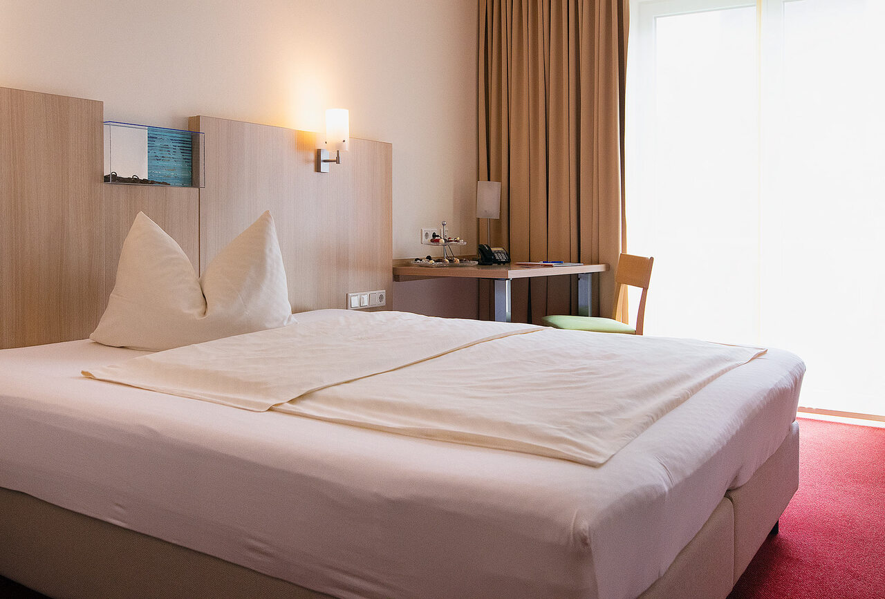 Einzelzimmer im Hotel Aspethera - Bett und Tisch