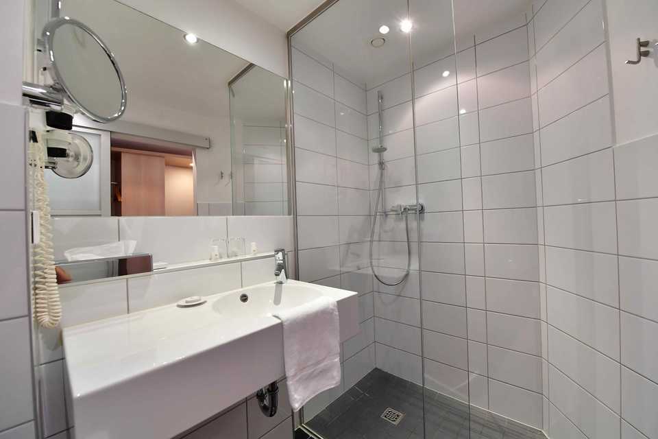 Hotelzimmer im Hotel Aspethera - Badezimmer mit Dusche und Waschbecken