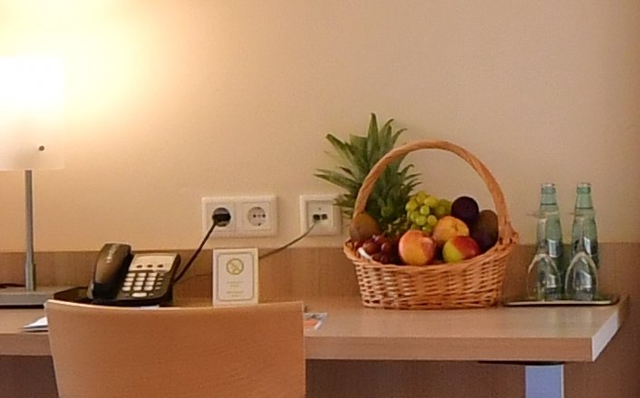 Hotelzimmer im Hotel Aspethera - Zimmerverpflegung mit Obst und Wasser